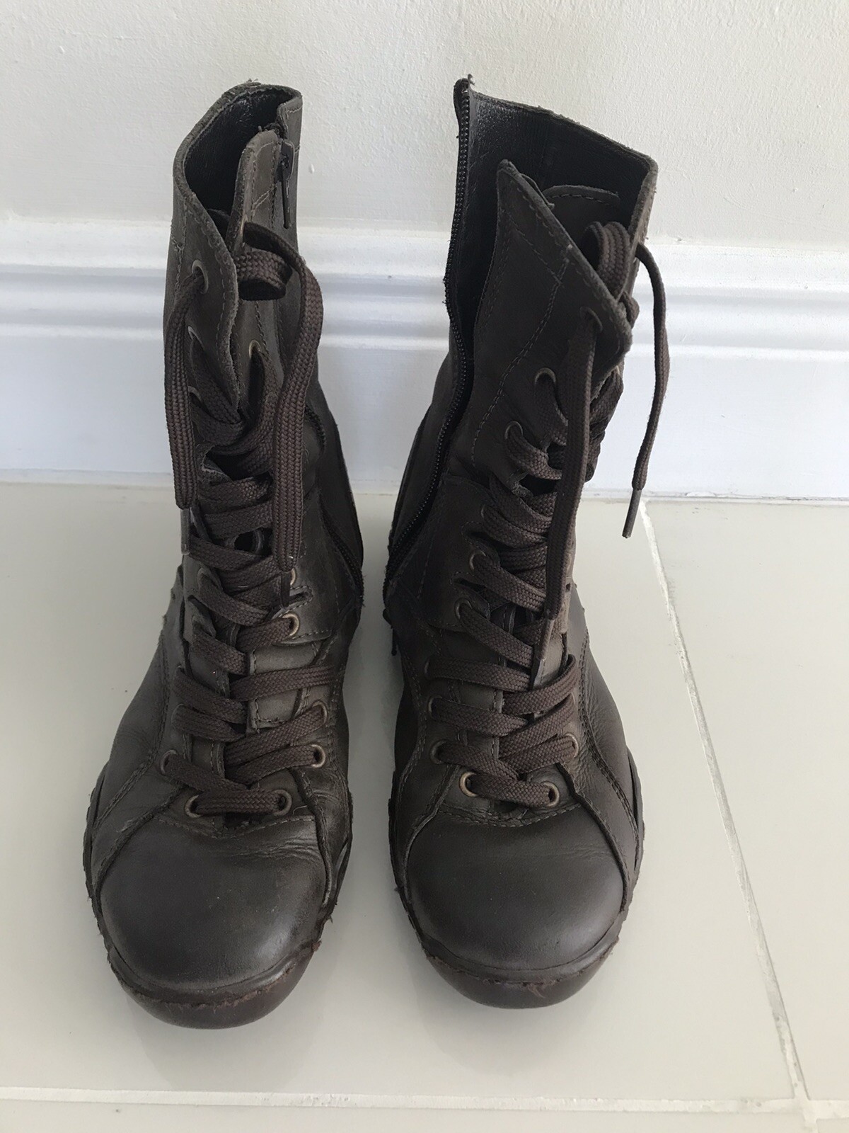 Women Boots Size 6 Dark Brown