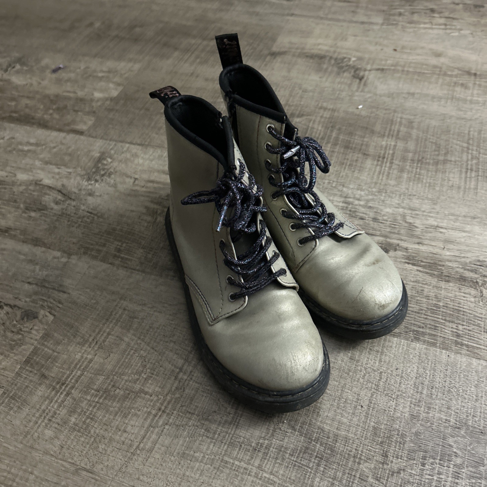 Dr. Marten’s Girls Boots Size 4 preowned shiny color