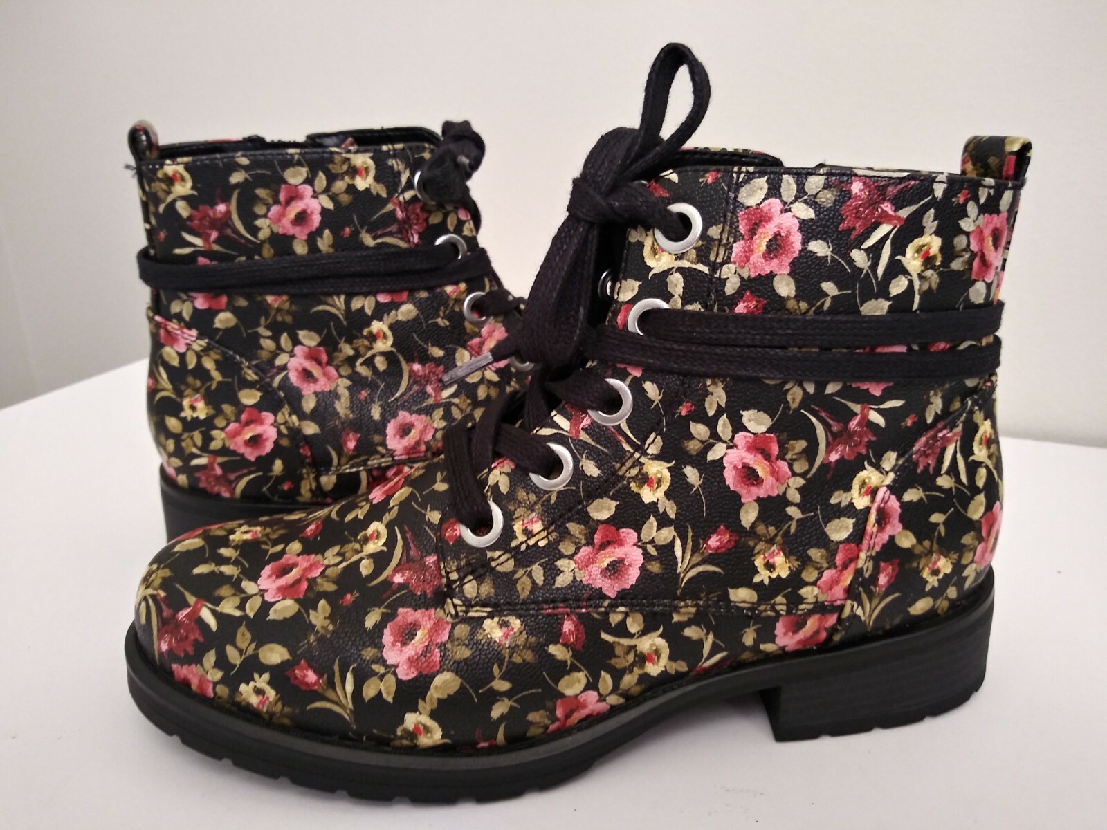 Sophie 17 Rose Floral Theme Multicolor Girls Boots Size 4 EUC 