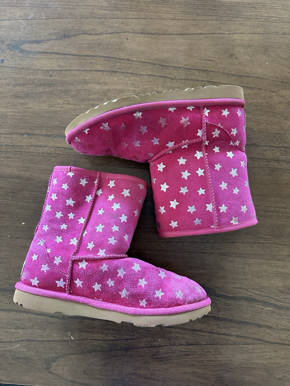 UGG Girls Classic Short II Star Boots – Pink – Size 5 Youth