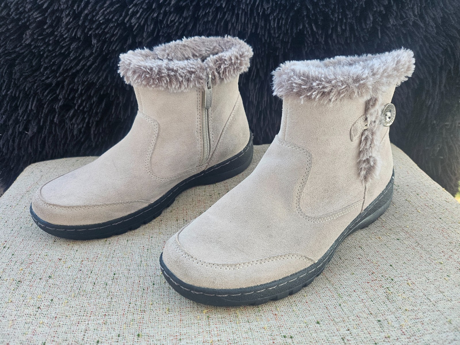 Khombu Women Boots High Top Faux Fur Leather and Man Made Upper Size 7M