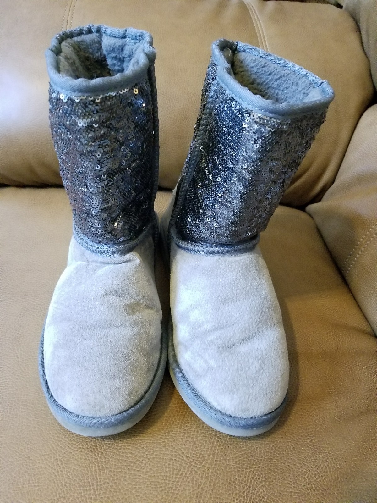 Lamo Women Winter Silver Shinny Sttuts Gray Boots Size 7-8