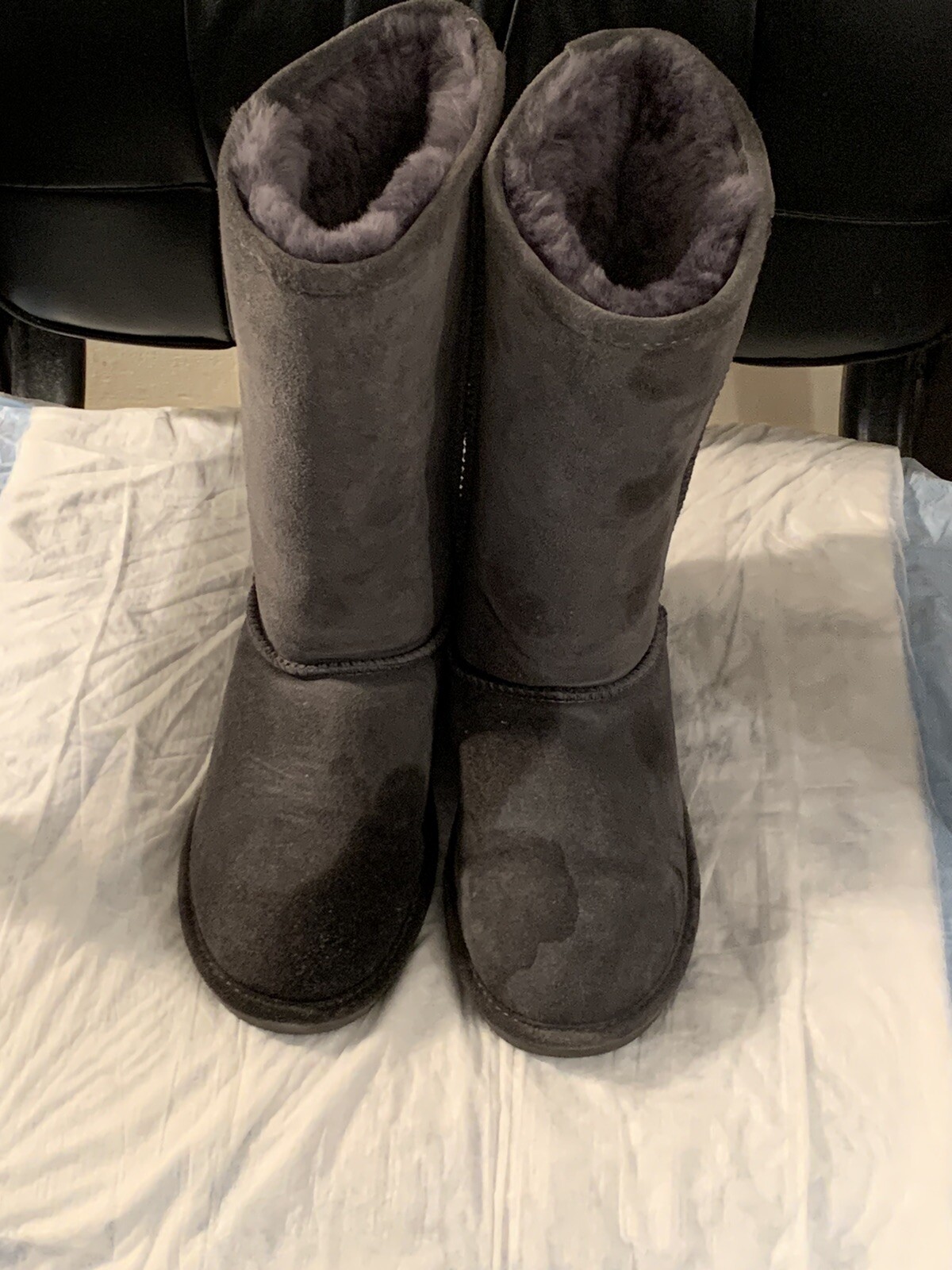 bearpaw women boots size 9(left in back of car)(Oil spilled on them)needs clean