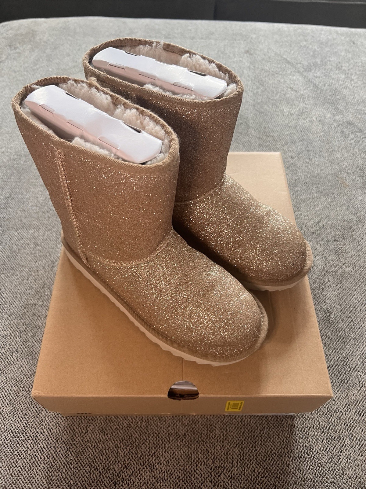 UGG CLASSIC SHORT II GLITTER GOLD Big GIRLS BOOTS SIZE 6.0 Youth NEW with box