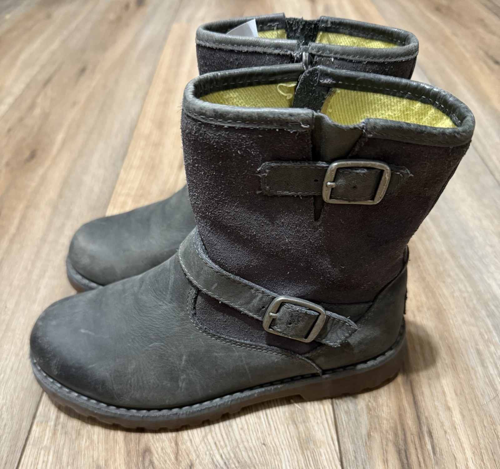 UGG AUSTRALIA Harrell Gray Water Resistant Leather & Suede Girls Boots SZ 2 EUC