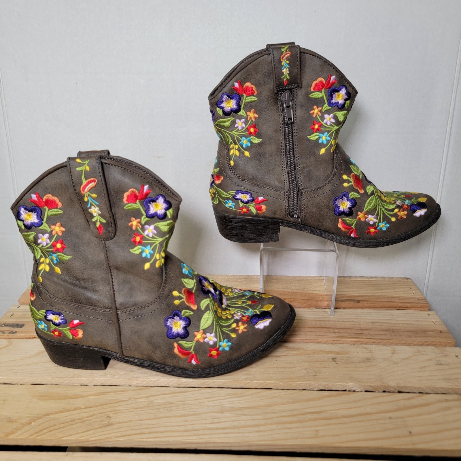 Betsey Johnson Betseyville Girls Boots w/ Embroidered Flowers – Size 3