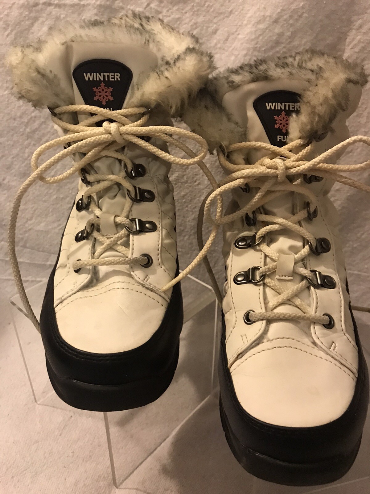 TOTES Womanâs âWinter FunâBOOTS White Vegan Leather Faux Fur Lining Size 6