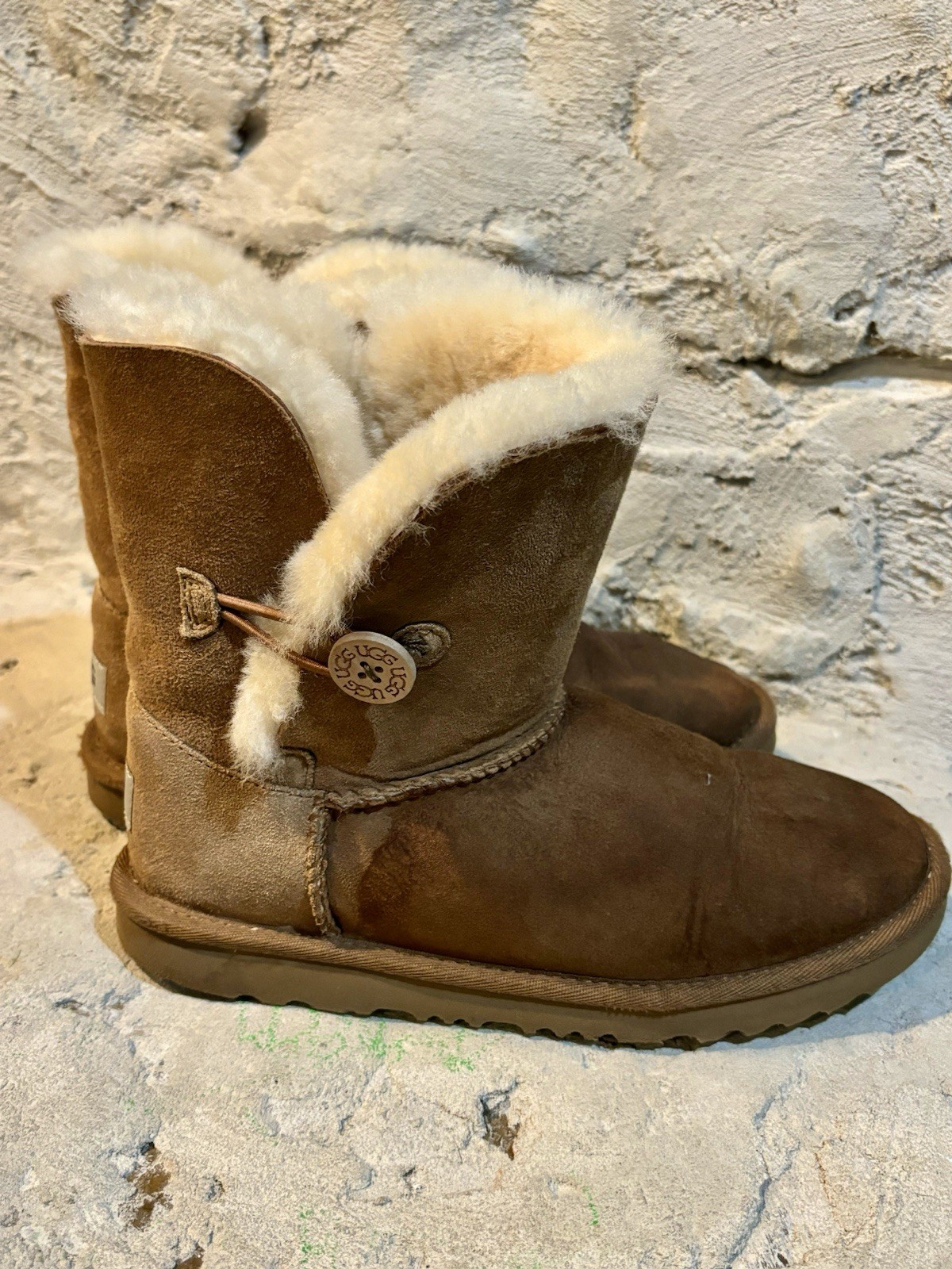 💎UGG Australia Bailey Button Kids Girls US 5 Chestnut Suede Boots Gently Used