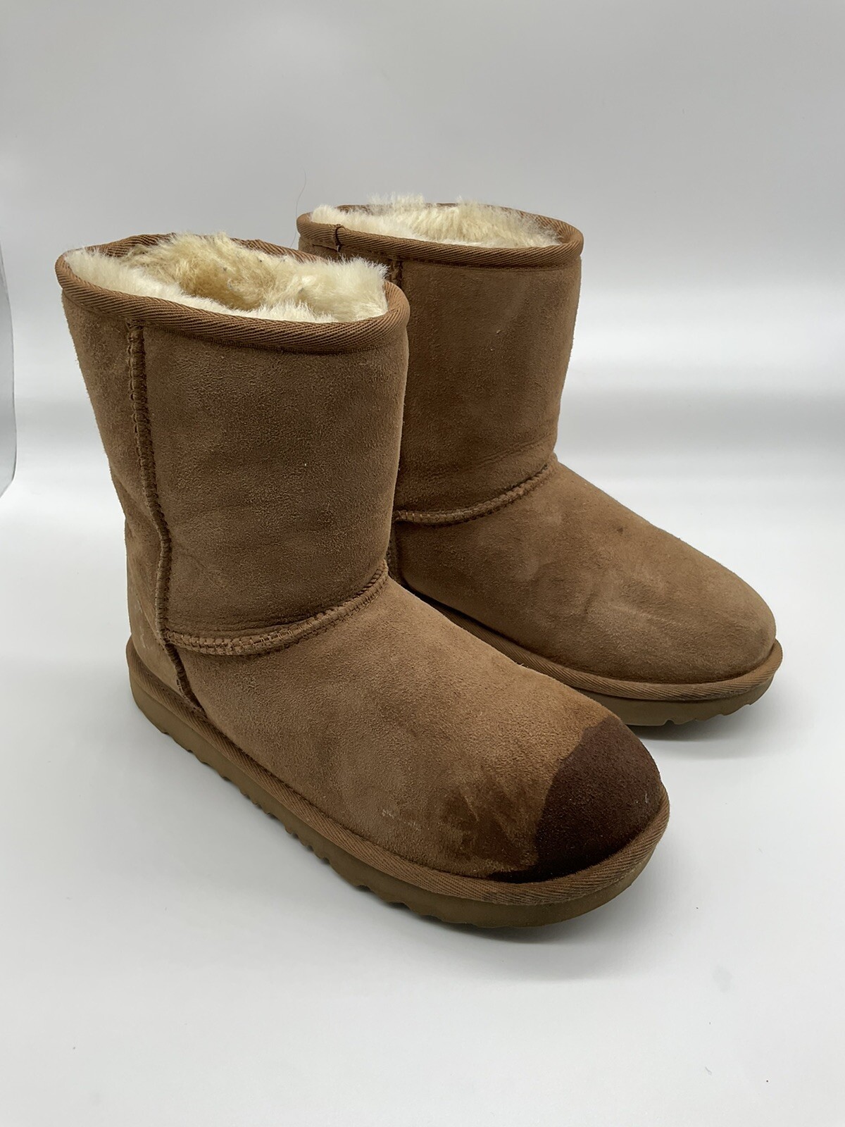 UGG Girl’s Classic Short Boots In Chestnut Youth Size 4