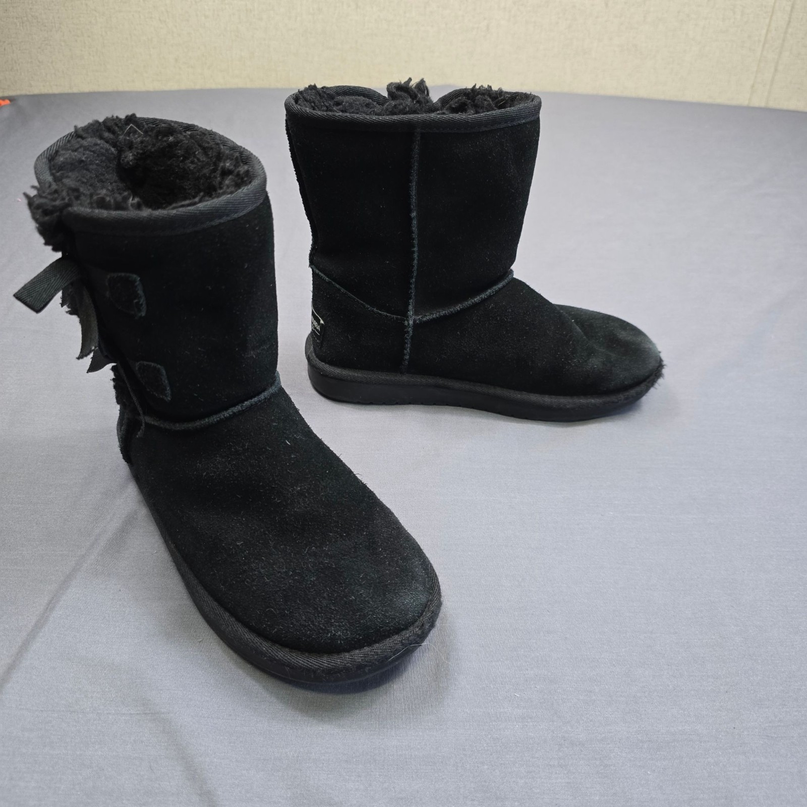 Koolaburra Ugg Girls Boots Size 1 Black Faux Fur Lined Suede Winter Bow Details