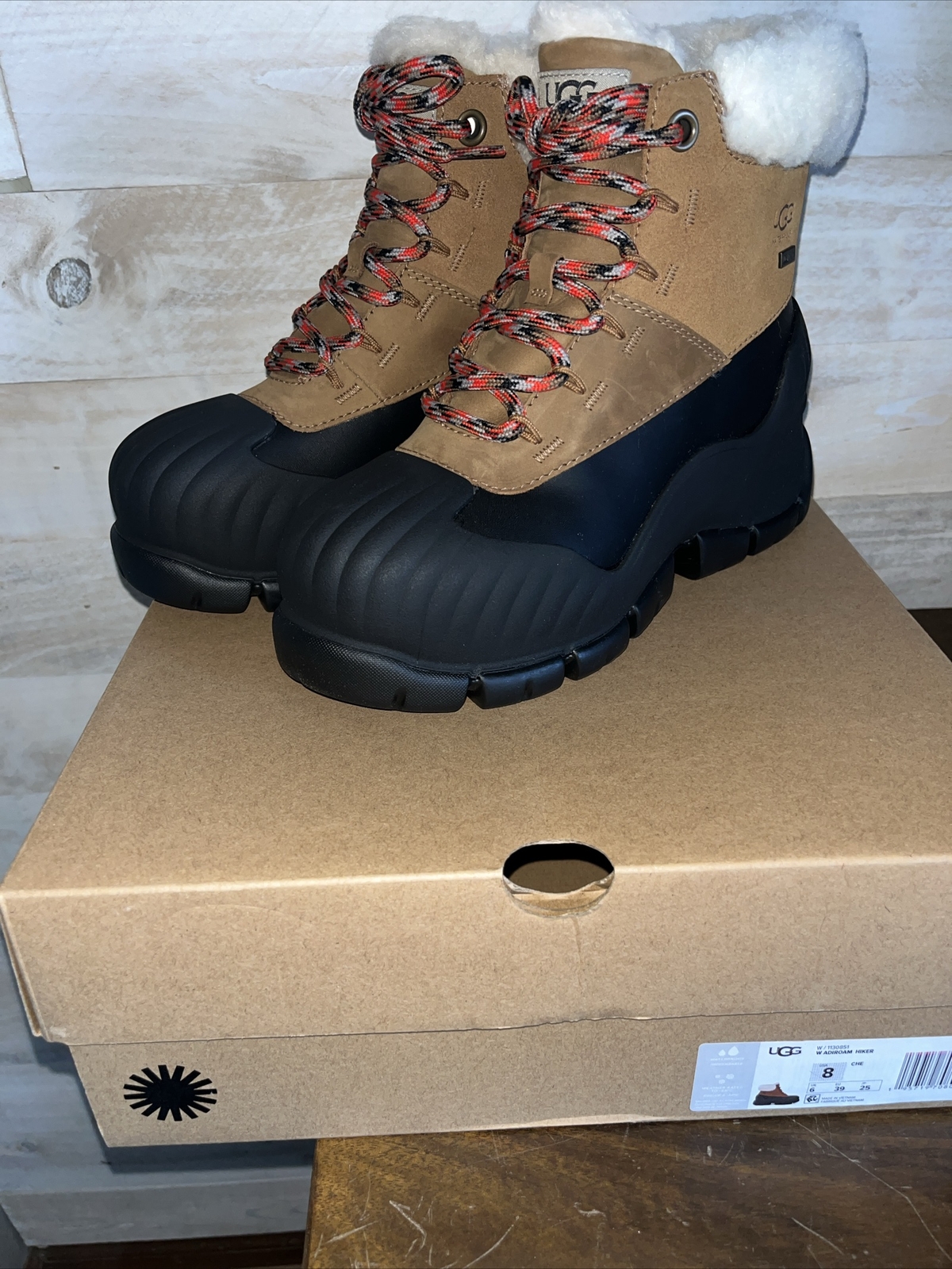 UGG ADIROAM HIKER WOMEN WINTER BOOTS LEATHER – CHESTNUT – US size 9.5 New in Box