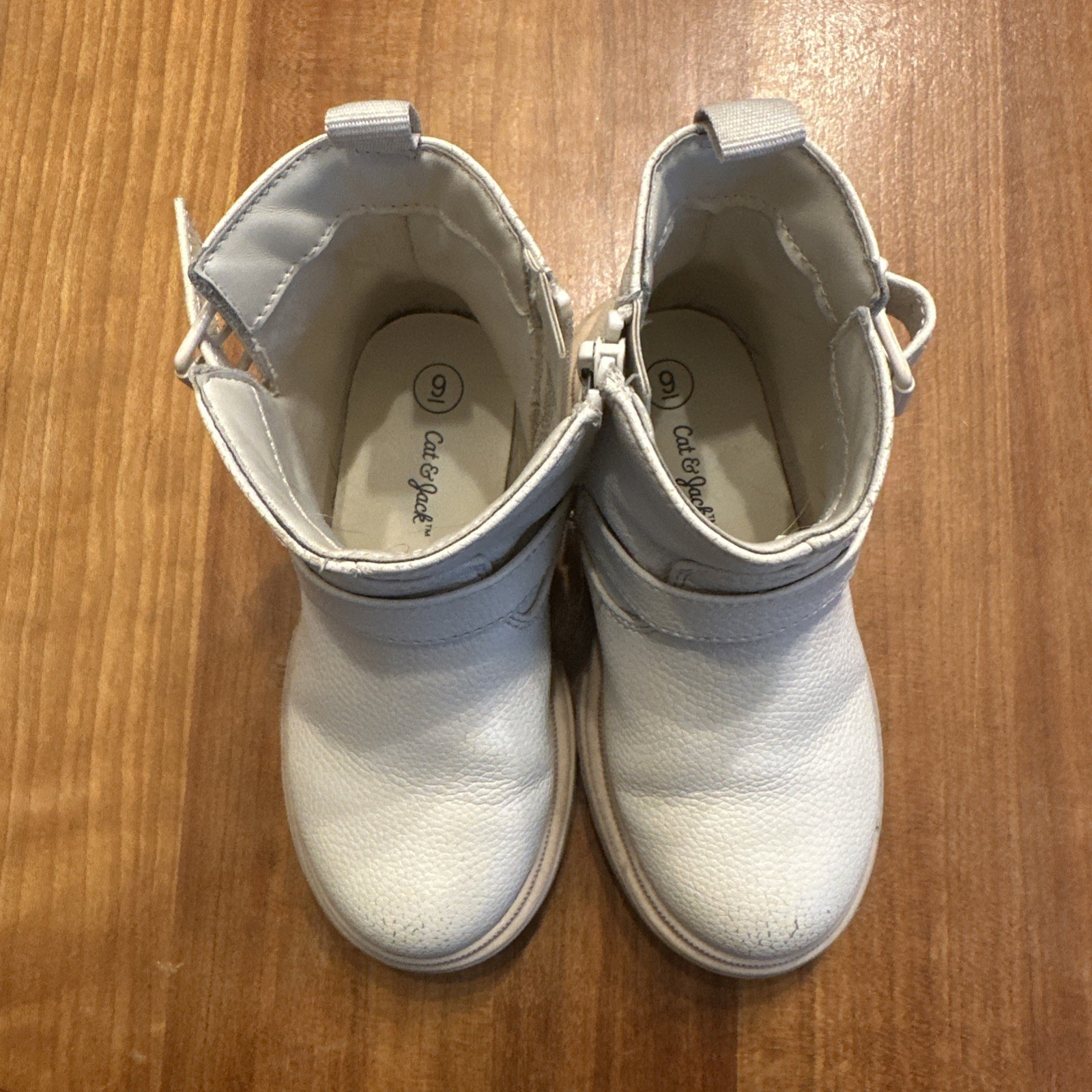 Cat and Jack Girls’ Boots Size 9 White