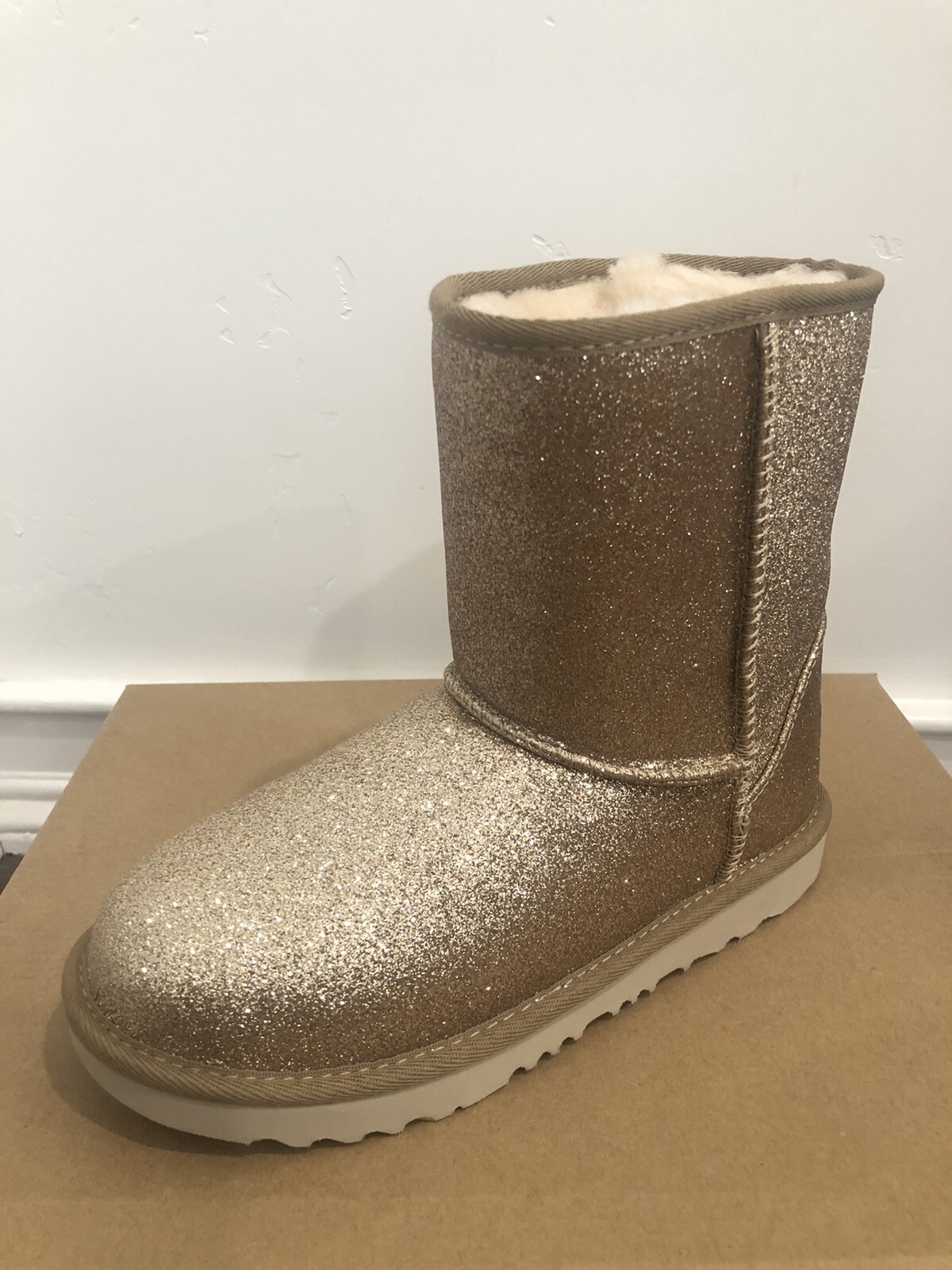 UGG CLASSIC SHORT II GLITTER GOLD GIRLS BOOTS SIZE 6.0